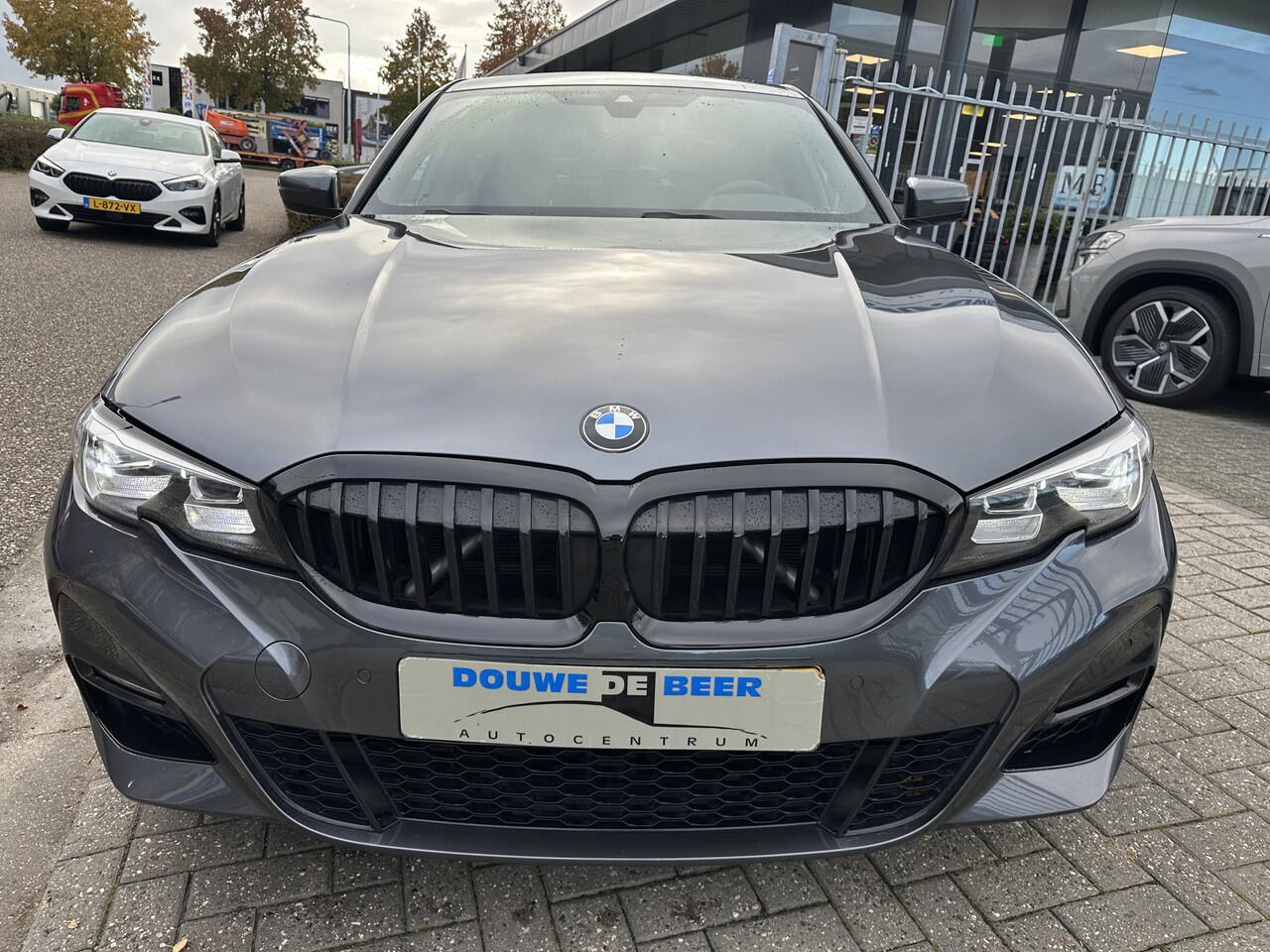 BMW 3-SERIE 330i M Sport Trekhaak | Camera | HiFi | Stoelverw.