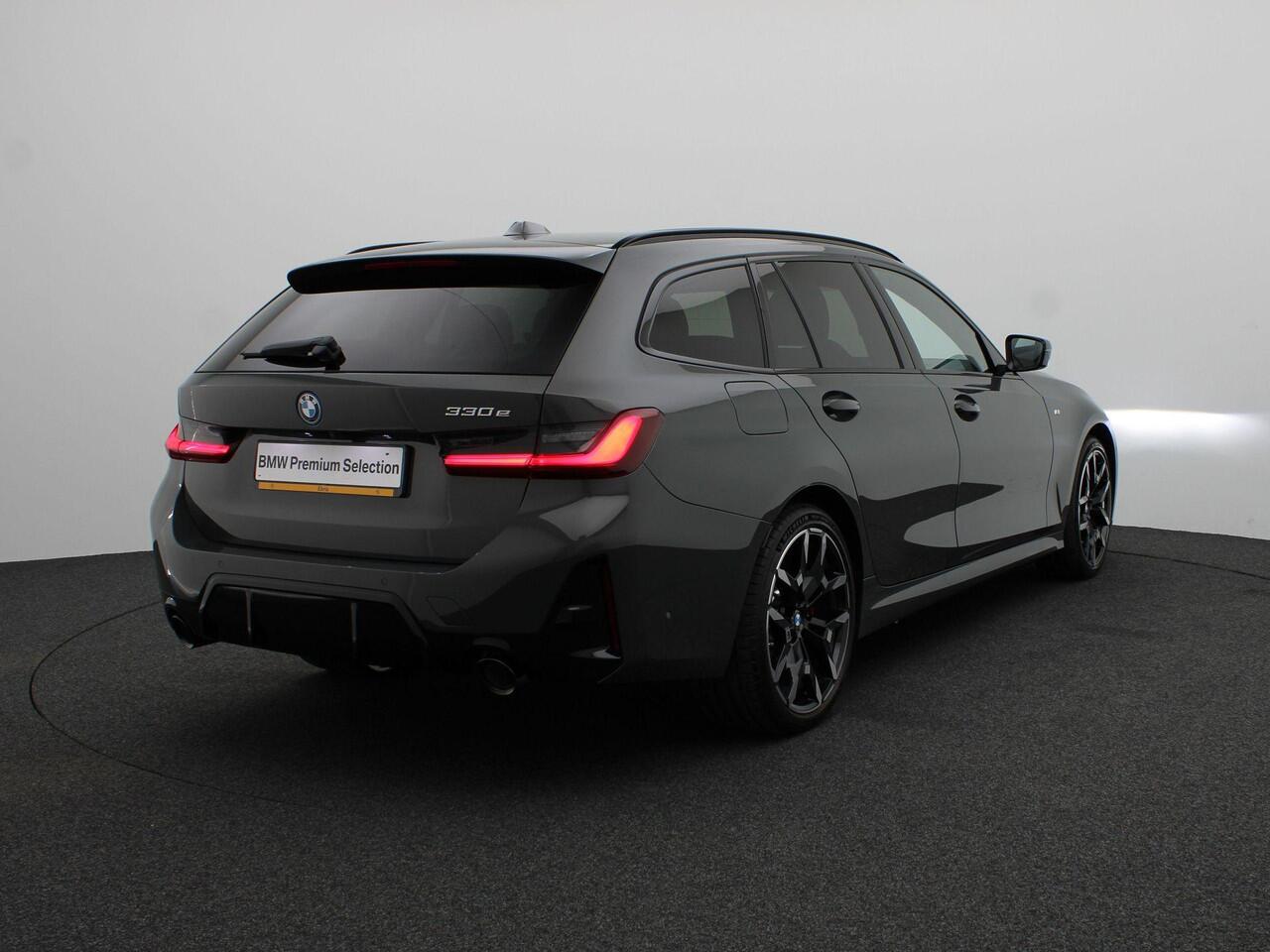 BMW 3-SERIE Touring 330e M Sportpakket Pro | Comfort Pack | Stuurwielrand Verwarmd | Trekhaak | Panoramadak | Driving Assistant | Active Cruise Control | Harman Kardon | 19'' | Ekris Selection