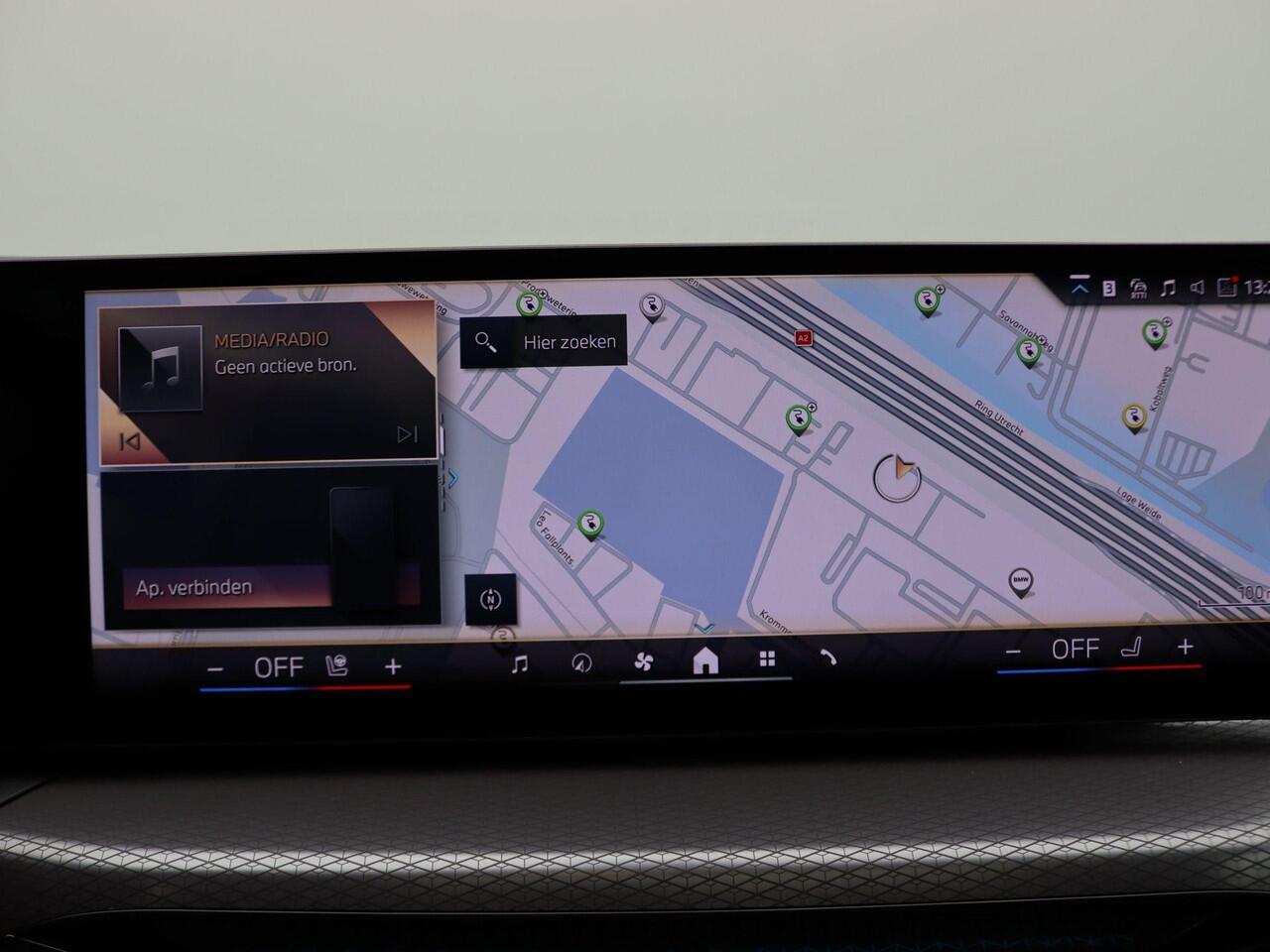 BMW 3-SERIE Sedan 330e M Sportpakket Pro | Stuurwielrand Verwarmd | Trekhaak | Geluidswerende Ramen | Schuifdak | Verwarmde Voorstoelen | Parking Assistant | Harman Kardon | 19'' | Ekris Selection