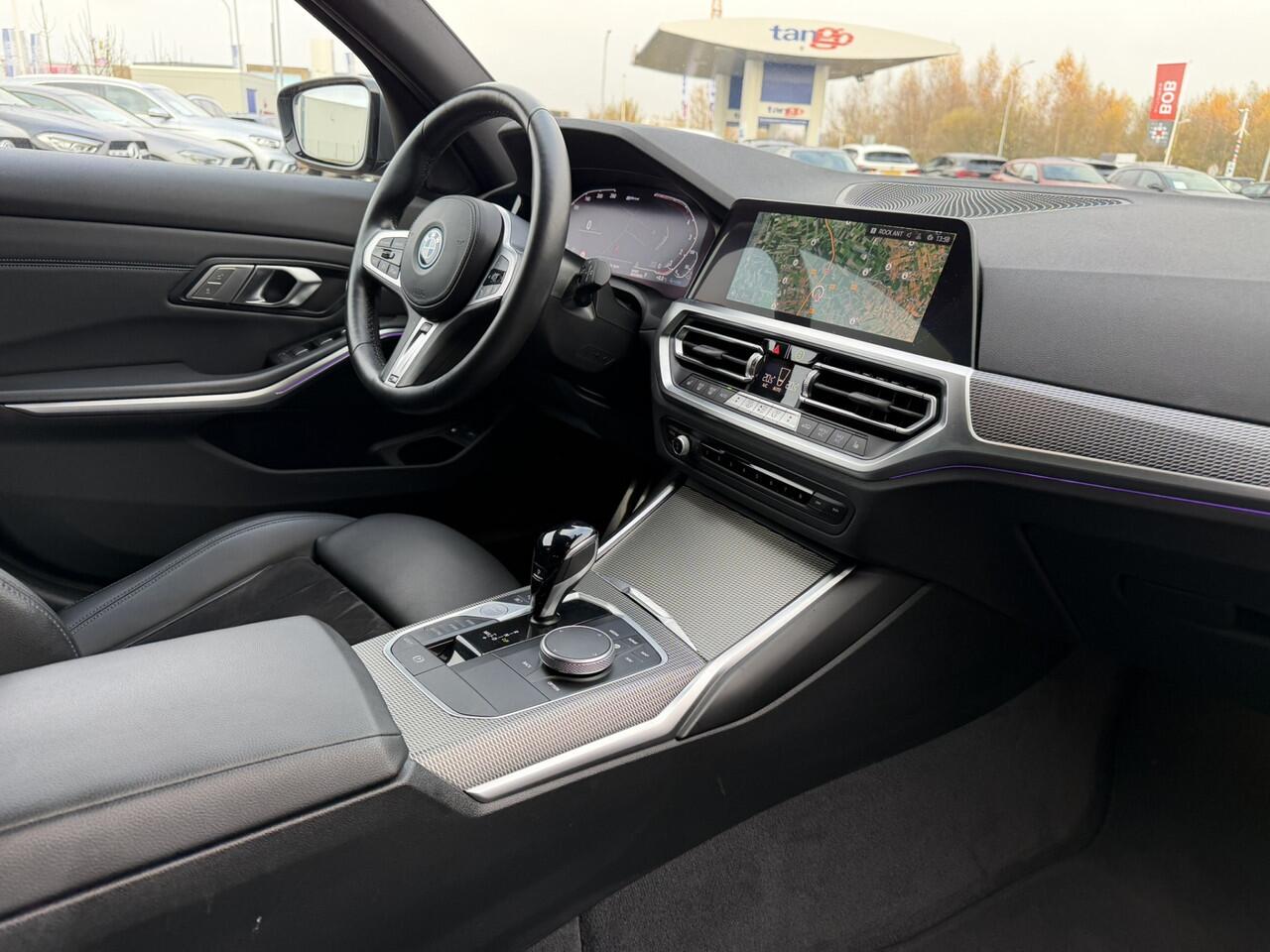 BMW 3-SERIE Touring 320e M Sport Laser Licht Trekhaak Stuurwielverwarming Carplay Achteruitrijcamera Keyless Entry