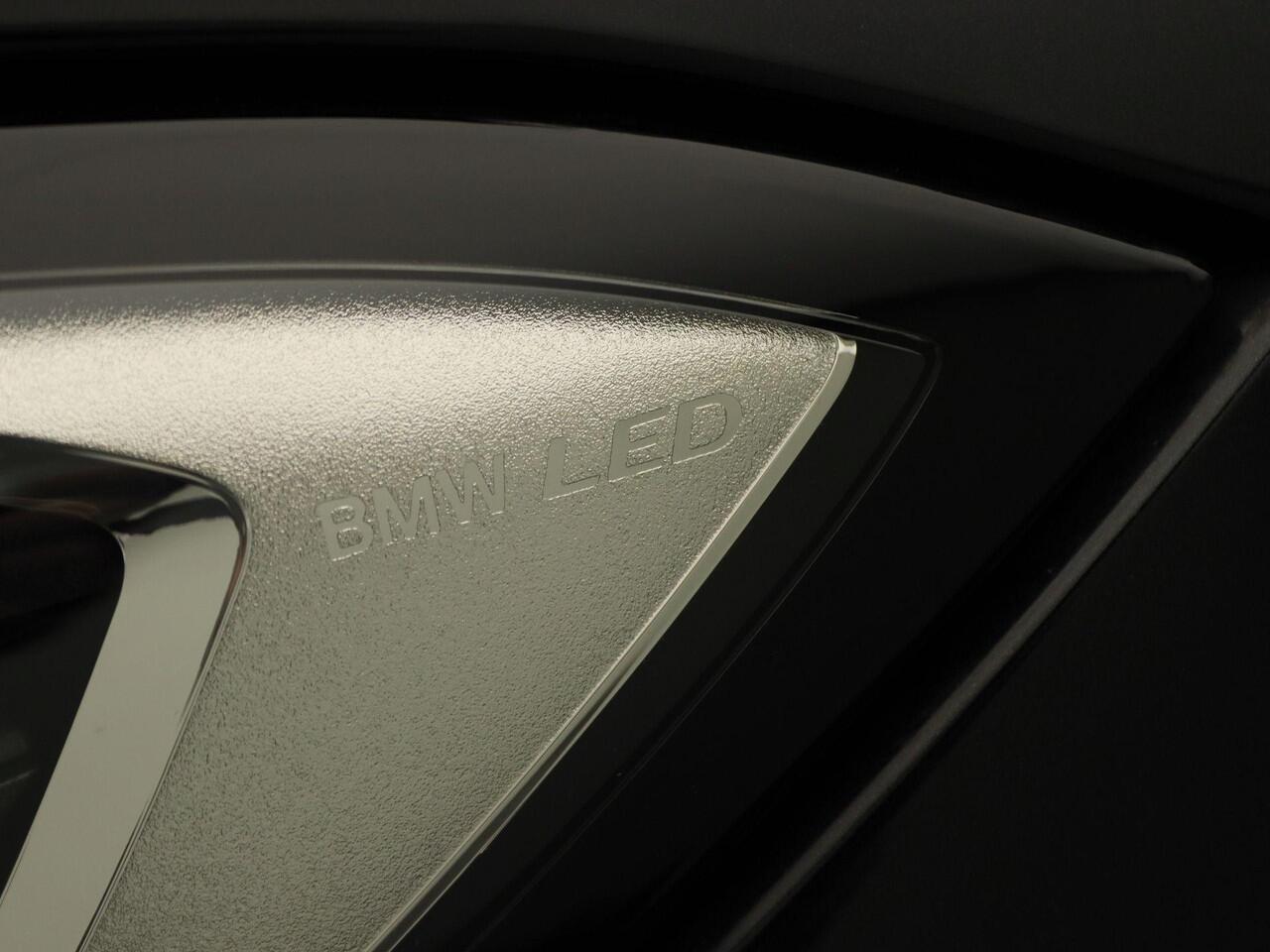 BMW 3-SERIE Sedan 318i Executive | Model Sportline | Sportstoelen | Extra Getint Glas Achter | LED Koplampen | 17''