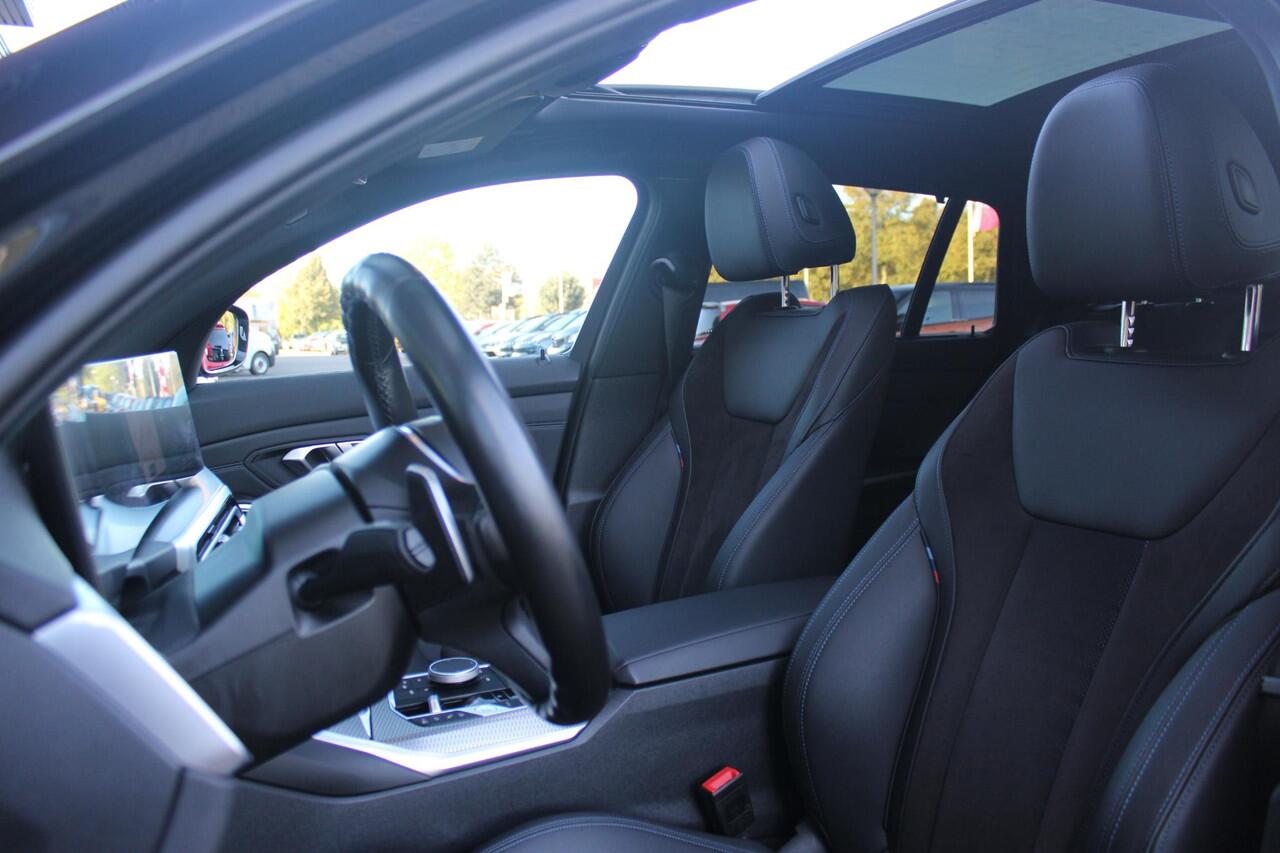 BMW 3-SERIE Touring 320e 205PK M-SPORT | PANORAMISCH SCHUIF/KANTEL DAK | M-SPORT PAKKET INTERIEUR/EXTERIEUR | SFEER VERLICHTING | ELEKTRISCH BEDIENBARE VOORSTOELEN MET GEHEUGEN OP DE BESTUURDERSSTOEL | STOEL VERWARMING | HEAD UP DISPLAY | CRUISE CONTROL | NAVIGATIE |