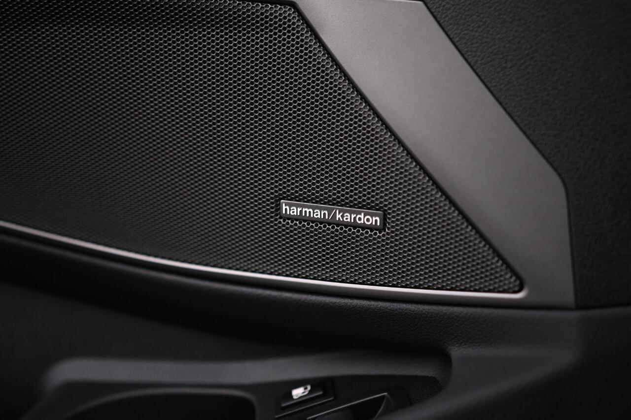 BMW 3-SERIE 330e High Executive M Sport Automaat / Schuif-kanteldak / Sportstoelen / Adaptieve LED / Comfort Access / Parking Assistant Plus / Stuurverwarming