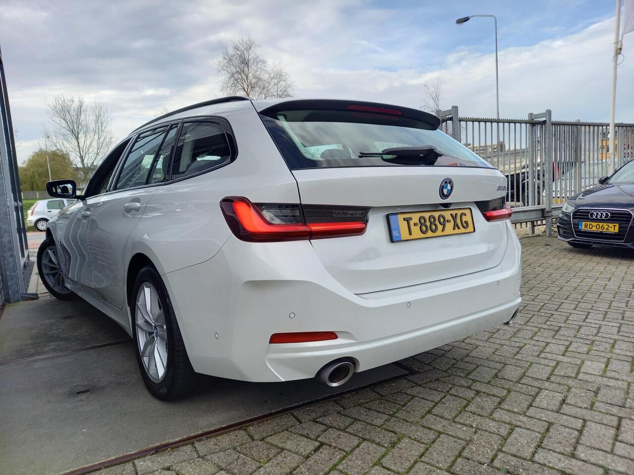 BMW 3-SERIE Touring 320e PHEV - WIDESCREEN - LEER - CAMERA - 1 EIGENAAR - NL AUTO - PLUG-IN -