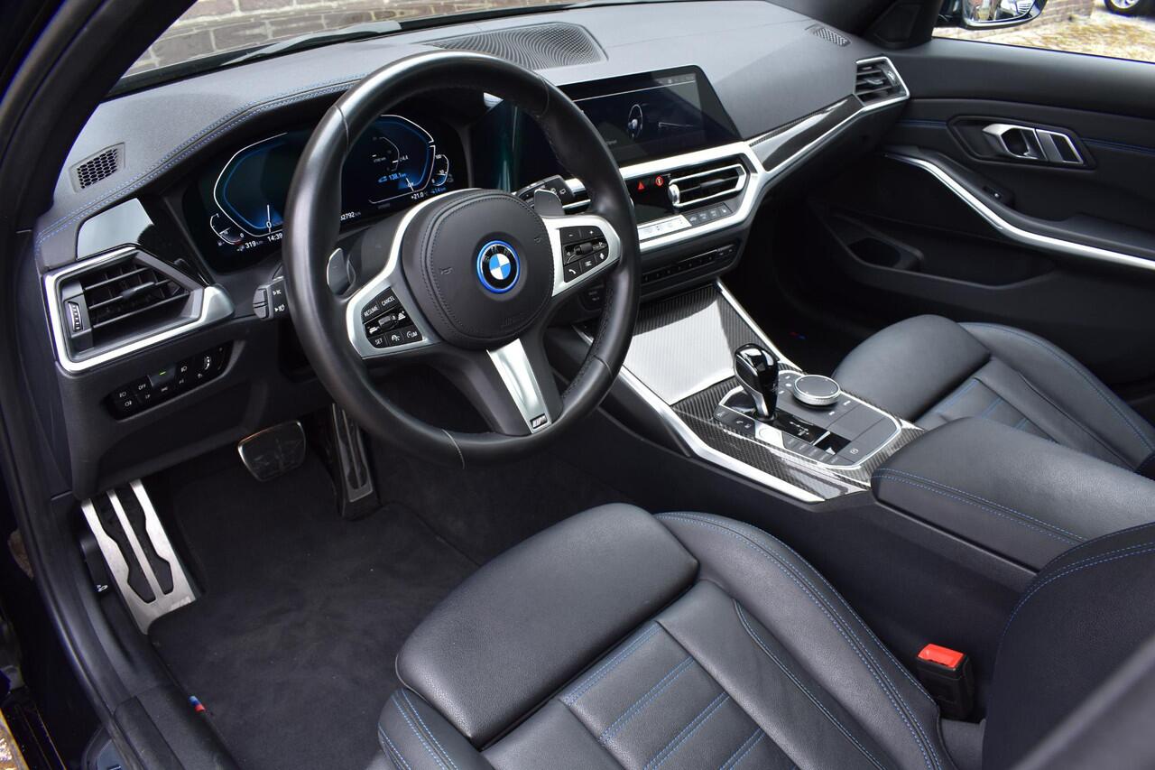 BMW 3-SERIE Touring 330e High Executive M-Pakket, Pano, Apple Carplay, Achteruitrijcamera, Carbon