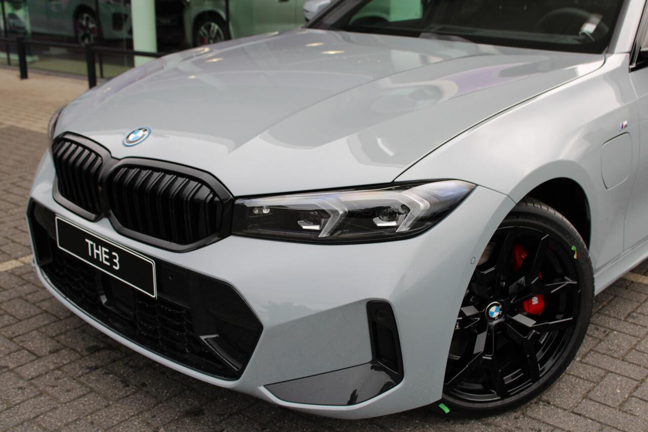 BMW 3-SERIE 330e High Executive M Sport Automaat / Schuif-kanteldak / Sportstoelen / Adaptieve LED / Parking Assistant Plus / Live Cockpit Professional / Stoelverwarming / Comfort Access