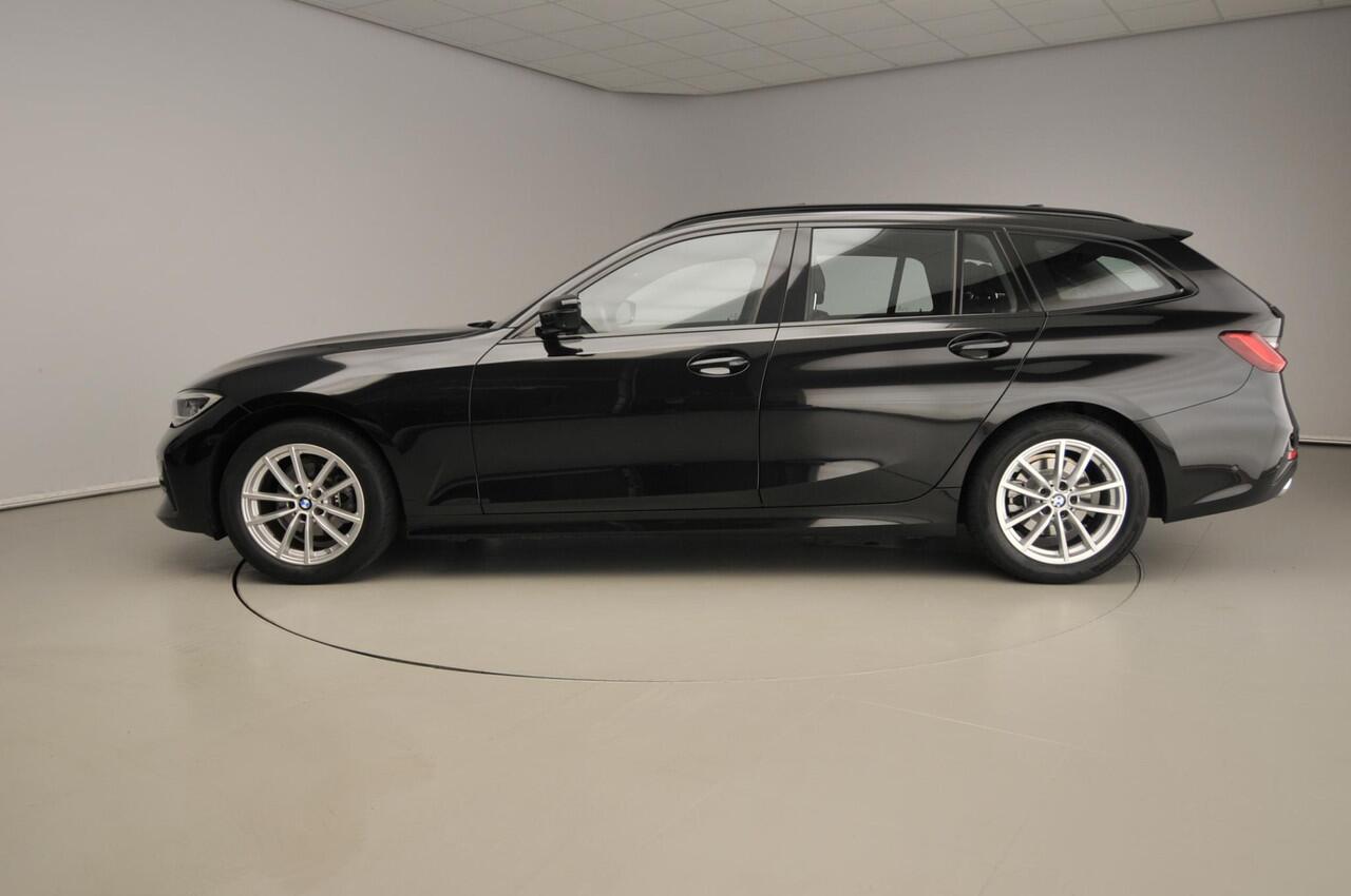 BMW 3-SERIE Touring 318i | Laserlicht | Leder | Navigatie | Schuifdak | Elektr. zetels | Shadow line | DAB | Alu 17 inch