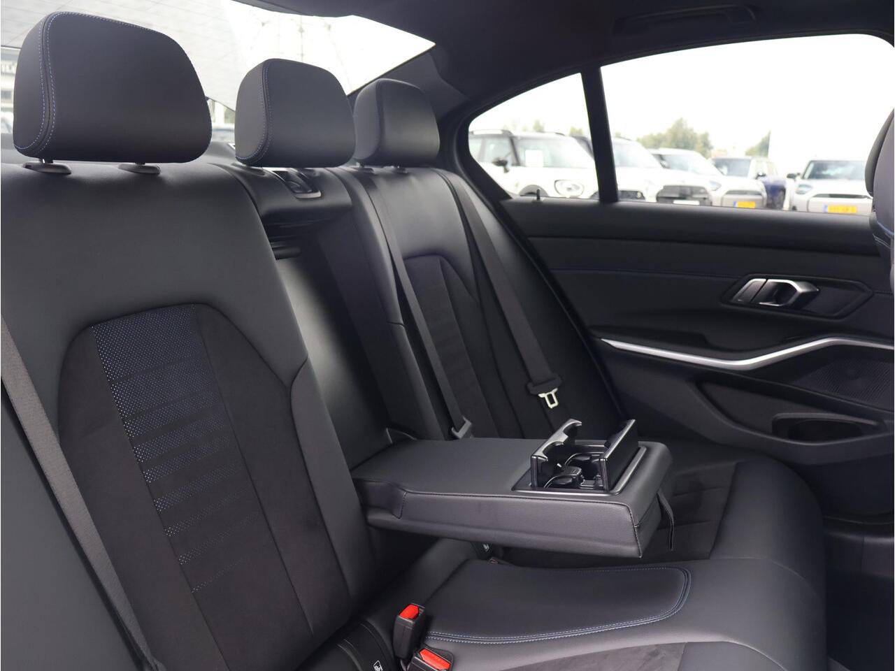 BMW 3-SERIE 320i M Sportpakket/ Schuifkanteldak/ Active Cruise Controle/ 19 inch