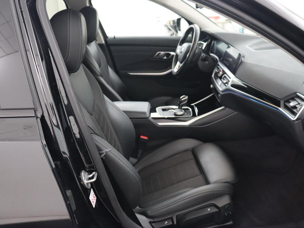 BMW 3-SERIE Touring 330e | Trekhaak | Half Leder | Stoel & Stuurverwarming | Sfeerverlichting | Carplay | Sportstoelen | Navigatie | Cruise Control | Parkeerhulp | Live Cockpit | PHEV | Plug In