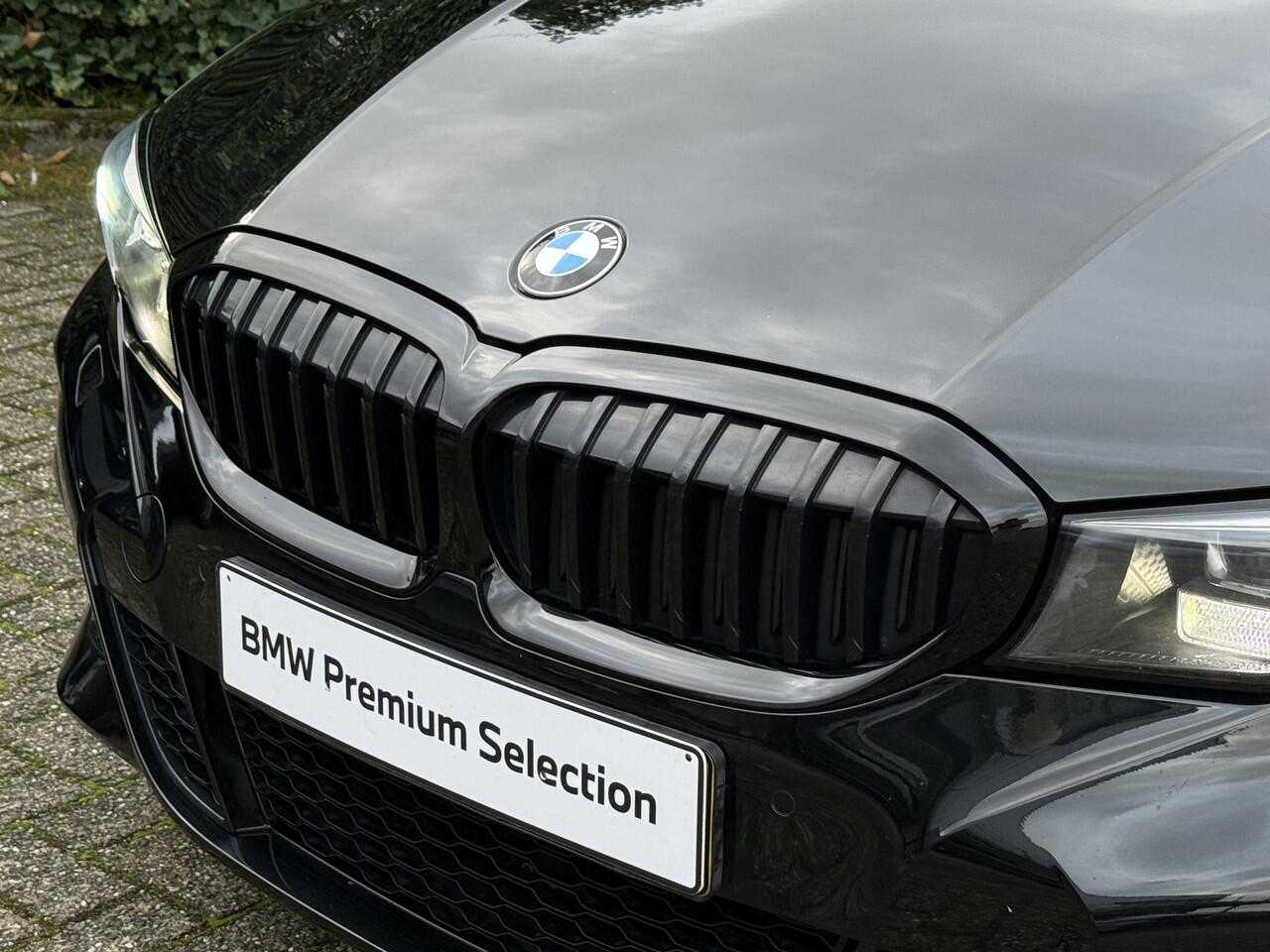 BMW 3-SERIE Touring 318i | M-Sport | 19" | HiFi | Camera | Elek. Trekhaak | Shadow Line + | Getint Glas