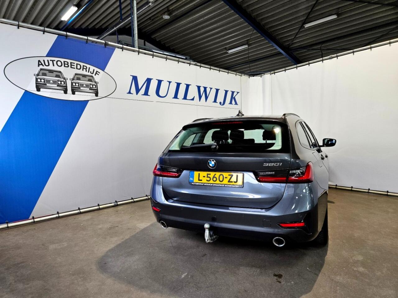 BMW 3-SERIE Touring 320i Business Edition / Trekhaak / Full LED / NL Auto