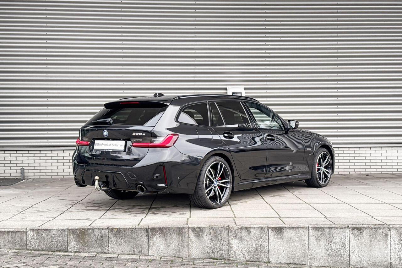 BMW 3-SERIE Touring 330e M Sportpakket Pro / Travel Pack / Comfort Pack / Entertainment Pack / Stuurwielrand verwarmd / Comfort Access / Trekhaak / Achteruitrijcamera / Panoramadak / Elektrisch verstelbare stoelen