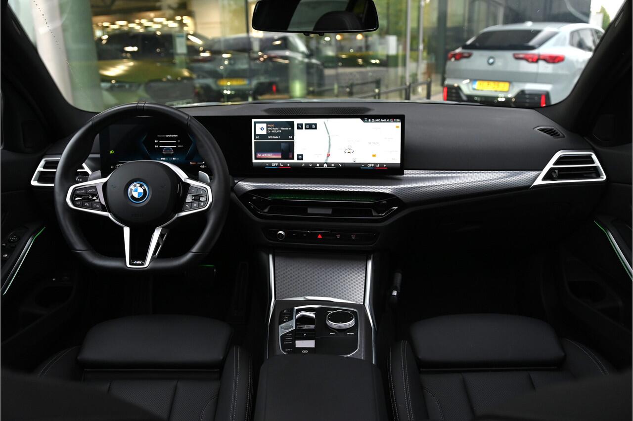 BMW 3-SERIE Touring 330e M Sport Automaat / Panoramadak / Trekhaak / Sportstoelen / Achteruitrijcamera / Comfort Access / Active Cruise Control / Parking Assistant