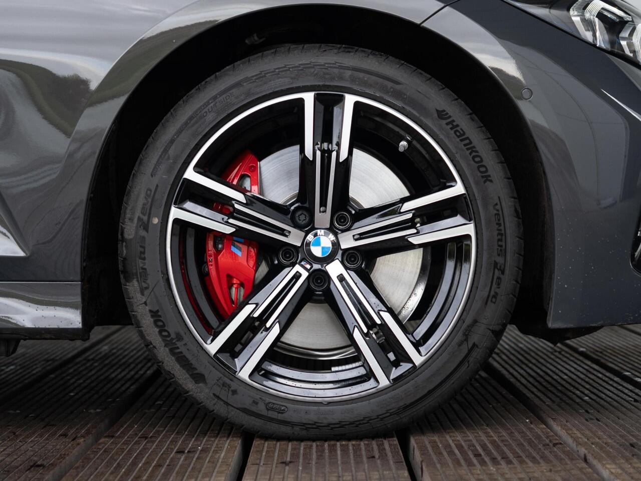 BMW 3-SERIE Touring 330e | M Sportpakket Pro | Innovation Pack | Verwarmd Stuurwiel | Comfort Access | Panoramadak | Stoelverwarming | Harman Kardon | Trekhaak