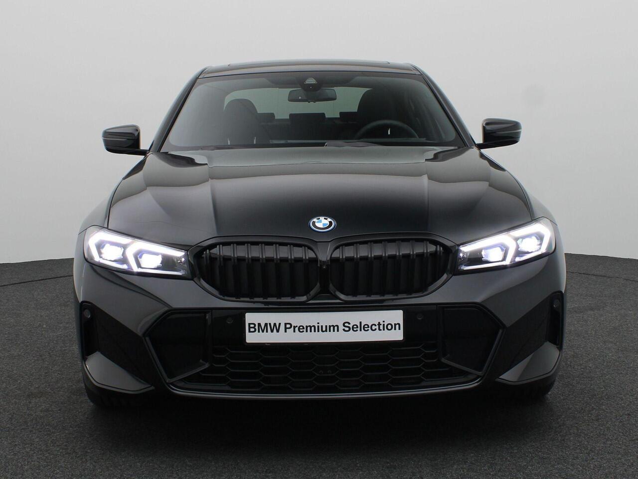 BMW 3-SERIE Sedan 320e M Sportpakket | Travel Pack | Innovation Pack | Entertainment Pack | Stuurwielrand verwarmd | Trekhaak | Schuifdak | 18'' | Ekris Selection