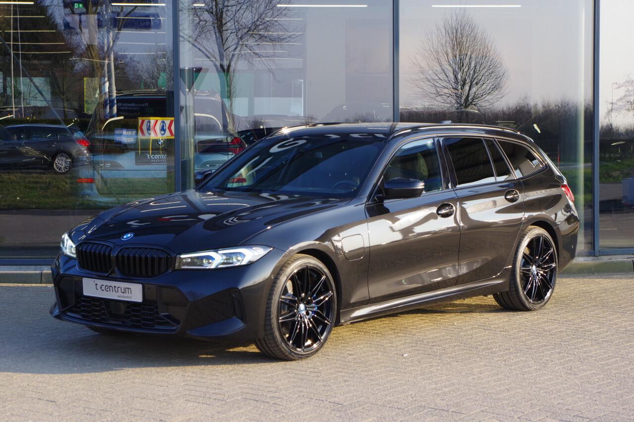 BMW 3-SERIE Touring 330e xDrive 293 PK High Executive M-Sport PHEV, Kuipstoelen, Panoramadak, Memory, Head-up