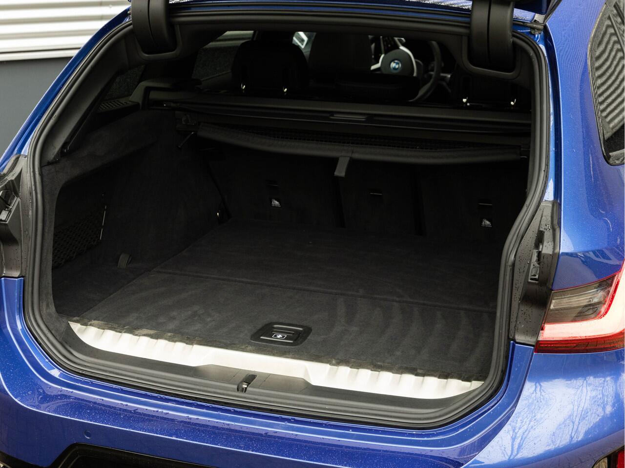 BMW 3-SERIE Touring 330e M-Sport - Pano - Trekhaak - ACC - Hifi - Camera