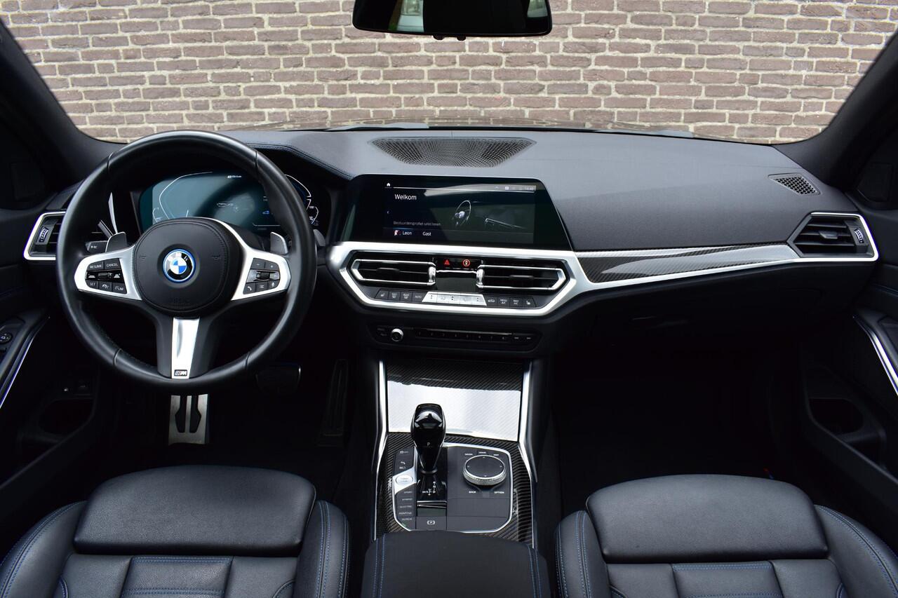 BMW 3-SERIE Touring 330e High Executive M-Pakket, Pano, Apple Carplay, Achteruitrijcamera, Carbon