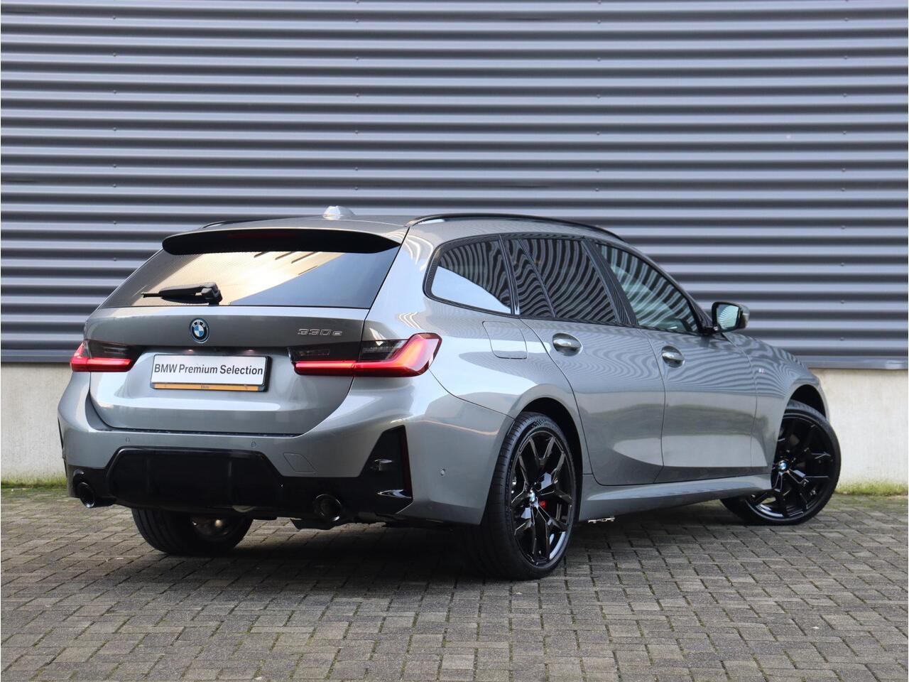 BMW 3-SERIE Touring 330e | M Sportpakket Pro | Panodak | Head-Up | Trekhaak | Driving Assistant Prof. | Parking Assistant Plus | Harman Kardon | Verwarmd Stuurwiel | 19'' LMV