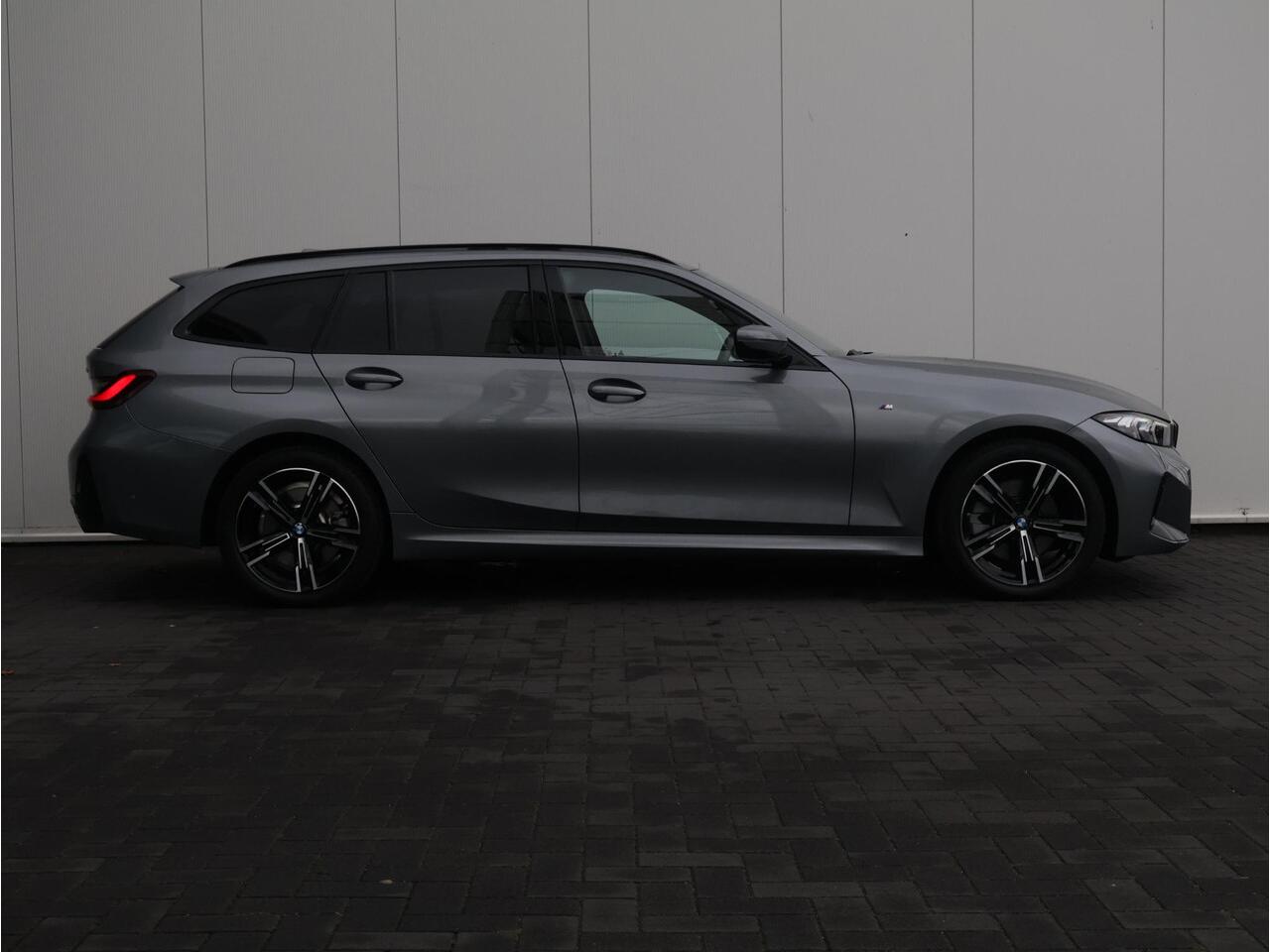 BMW 3-SERIE Touring 330e M-Sportpakket / Achteruitrijcamera / Extra Getint Glas / Trekhaak / Comfort Access / Stoelverwarming /