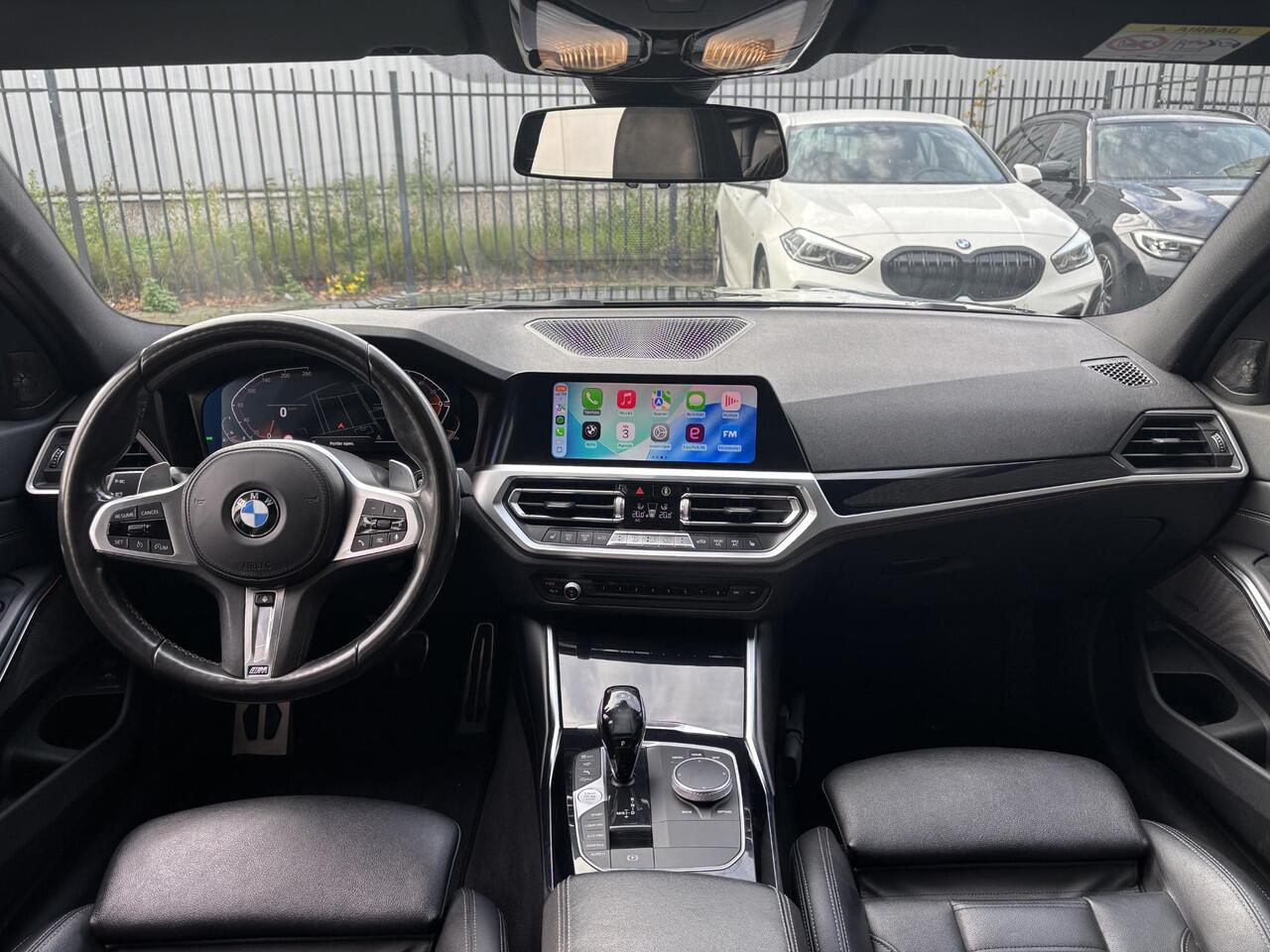 BMW 3-SERIE Touring 330i xDrive High Executive M Sport Pakket Automaat / Live Cockpit Professional / Panoramadak / Trekhaak / Leder / Apple CarPlay / Harman Kardon / 19 Inch / Shadow Line / Laserlicht / Head-Up Display / M Sportremsysteem / Adaptief M-onderstel