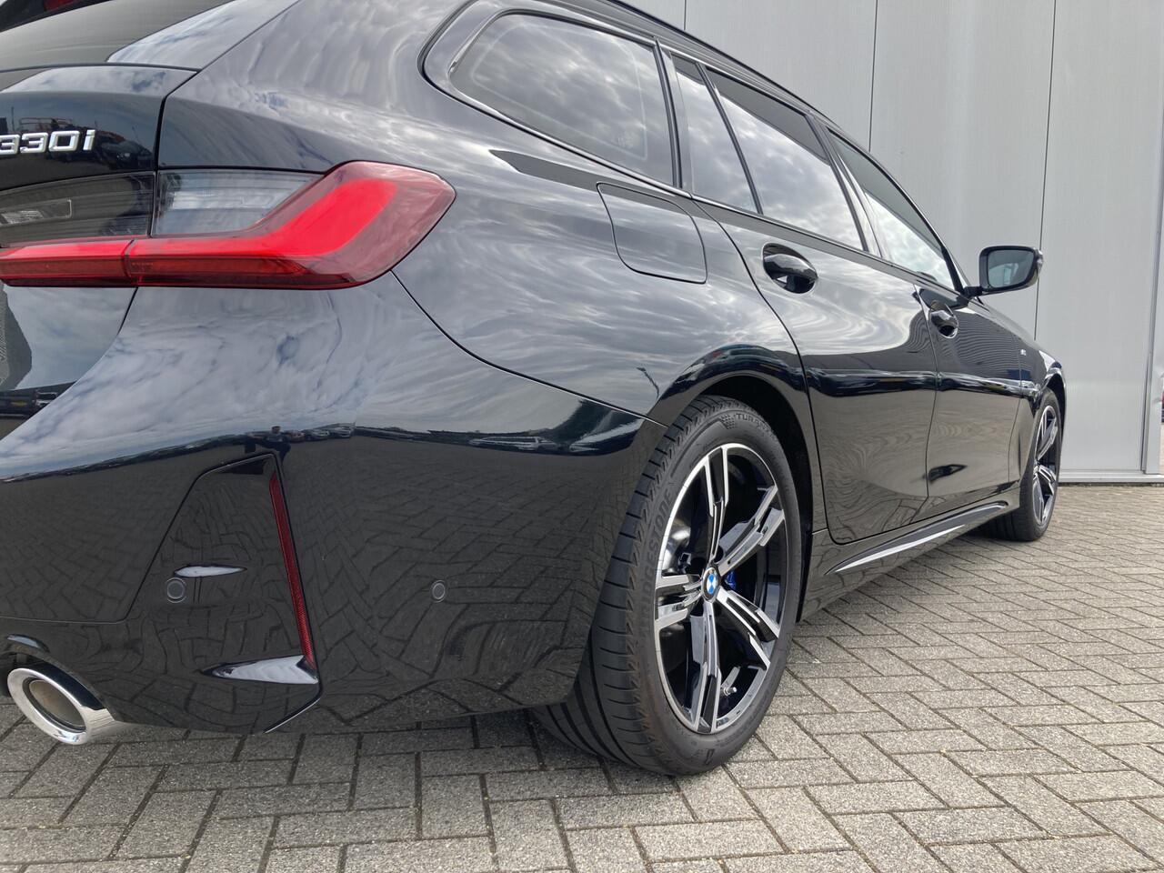 BMW 3-SERIE Touring M-Sport Automaat 330i Wegklapbare trekhaak, Achteruitrijcamera, Lederen bekleding, PDC v+a