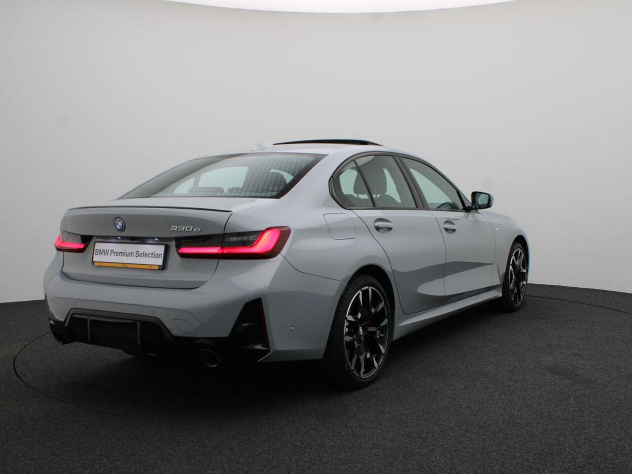 BMW 3-SERIE Sedan 330e M Sportpakket Pro | Innovation Pack | Comfort Pack | Trekhaak | Schuifdak | Driving Assistant | Parking Assistant Plus | 19''