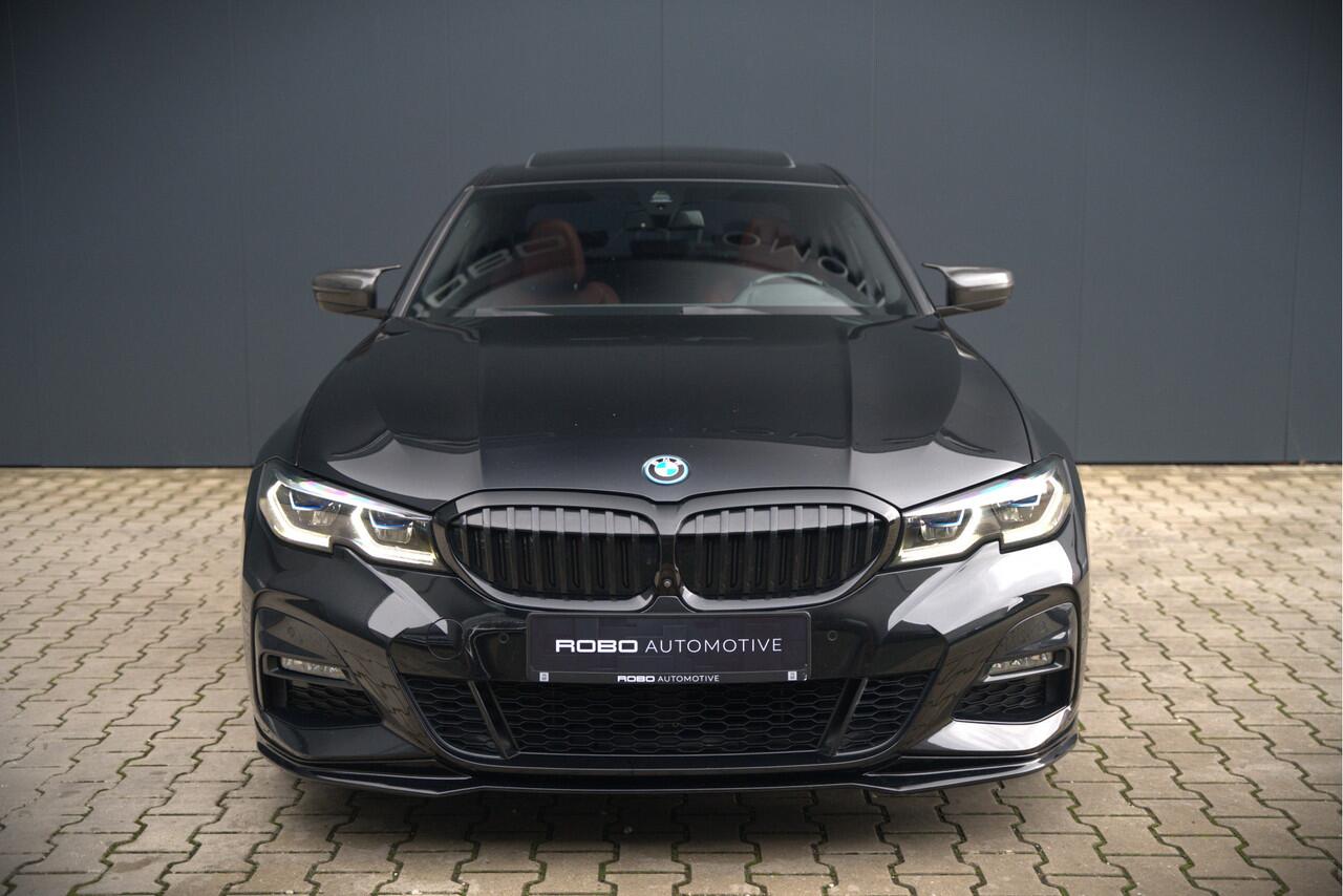 BMW 3-SERIE 330e xDrive Business Edition Plus M Sport | M Performance | Panoramadak | 360° Camera | Carbon | Head Up Display | Stoelverwarming | Stuurverwarming | Apple Carplay | Navigatie | Cruise Control | Ambiance Verlichting | Trekhaak