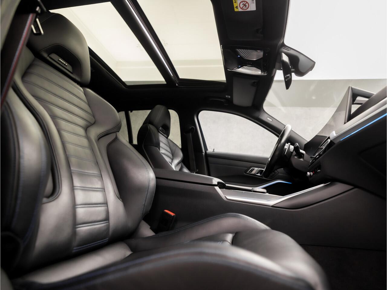 BMW 3-SERIE Touring 330e M Sport 293Pk Automaat (KUIPSTOELEN, PANORAMADAK, HEAD-UP DISPLAY, HARMAN/KARDON, ADAPTIVE CRUISE, M SPORTSTOELEN, SFEERVERLICHTING, ELEK ACHTERKLEP, APPLE CARPLAY, KEYLESS, CAMERA, NIEUWSTAAT)