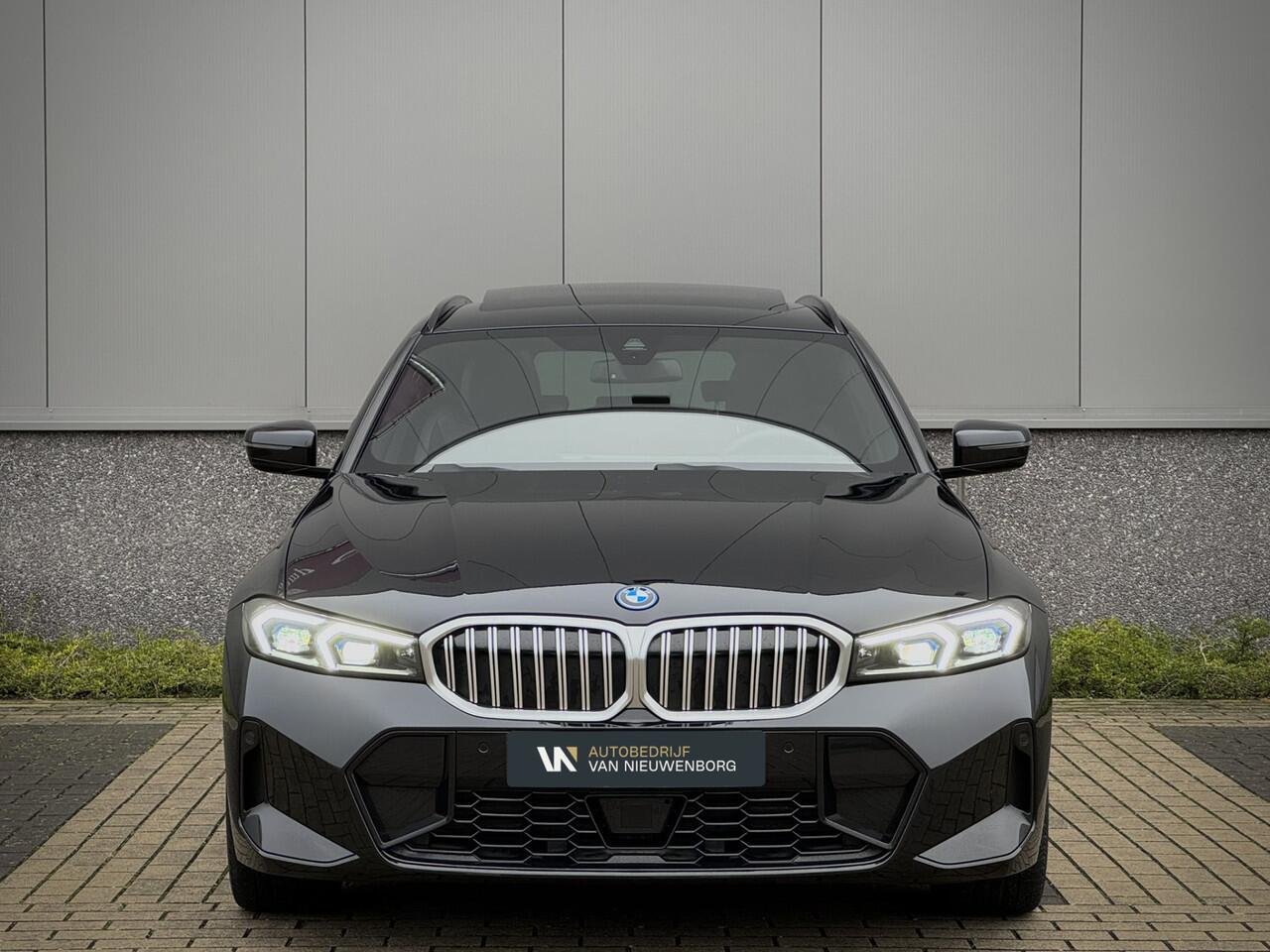 BMW 3-SERIE Touring 330e M-Sport | Panoramadak | Harman Kardon | Adaptive Cruise | Adaptive LED | HUD | Camera | Elektrische Trekhaak