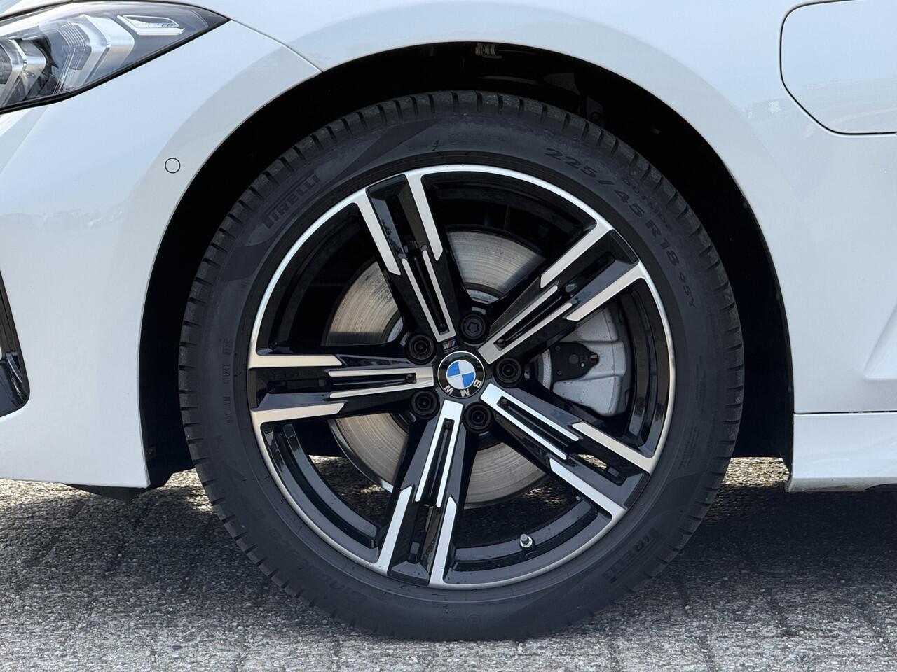 BMW 3-SERIE 330e | NW Model | M-Sport | 18'' | Schuif-/Kanteldak | Camera | Elek. Trekhaak | HiFi