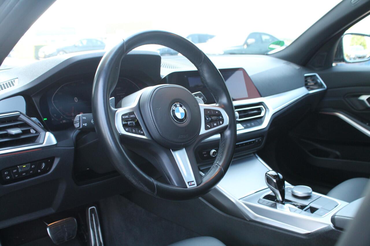 BMW 3-SERIE Touring 320i Executive M Sport Automaat / Panoramadak / Achteruitrijcamera / LED / Parking Assistant / M Sportonderstel / Live Cockpit Professional