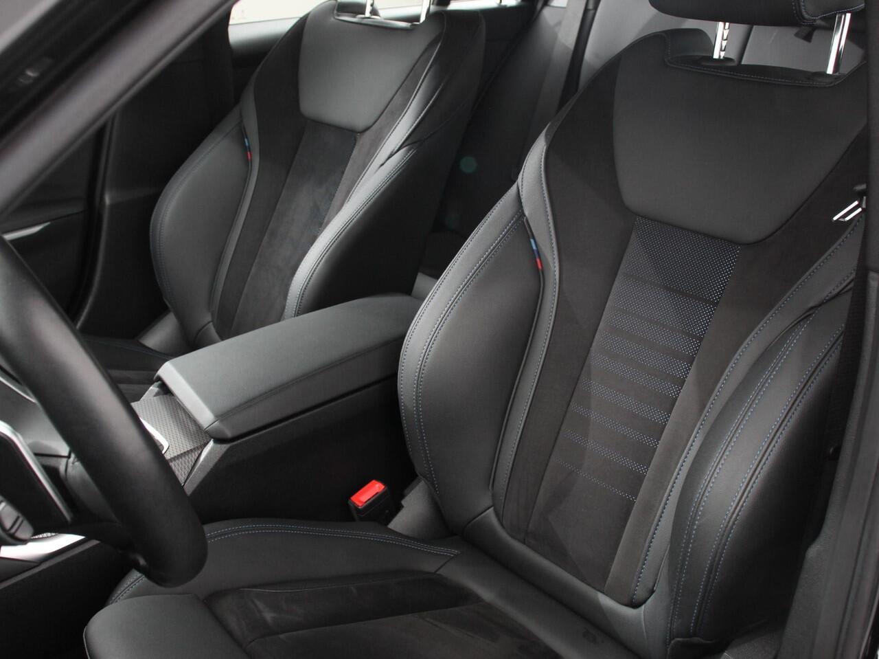 BMW 3-SERIE Touring 330e Touring M Sport PHEV | DEMO ! | Navigatie Climate Control Lichtmetalen velgen LED Virtual Cockpit Parkeersensoren Voor en Achter Achteruitrijcamera Apple carplay/ Andriod auto Stoelverwarming Stuur verwarming Elektrische achterklep Prijs Incl