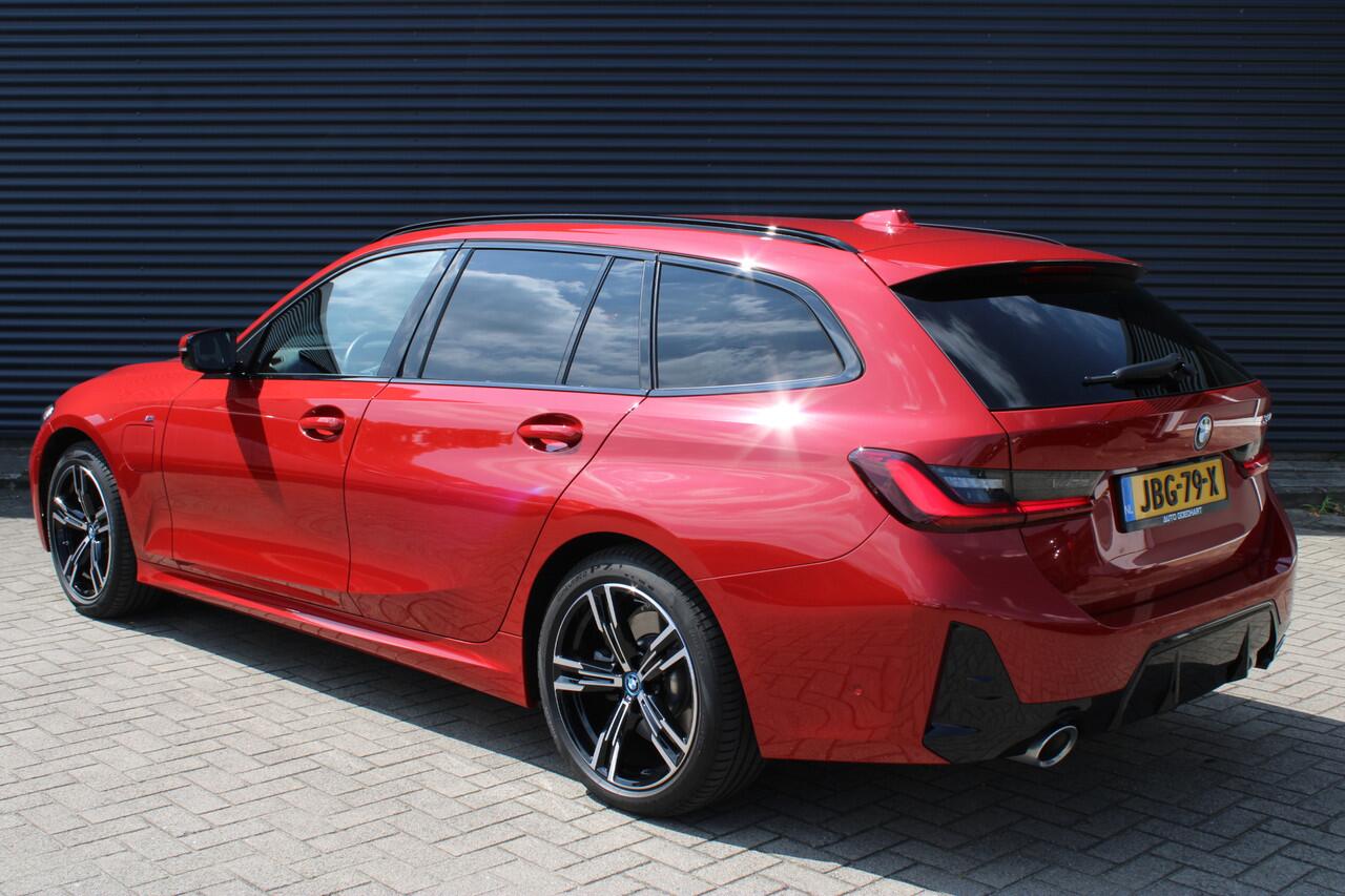 BMW 3-SERIE Touring 330e M-Sport Melbourne-Red Metallic Adaptive-Led Head-Up Harman-Kardon 360-Carmera Leer Elektr.-Trekhaak