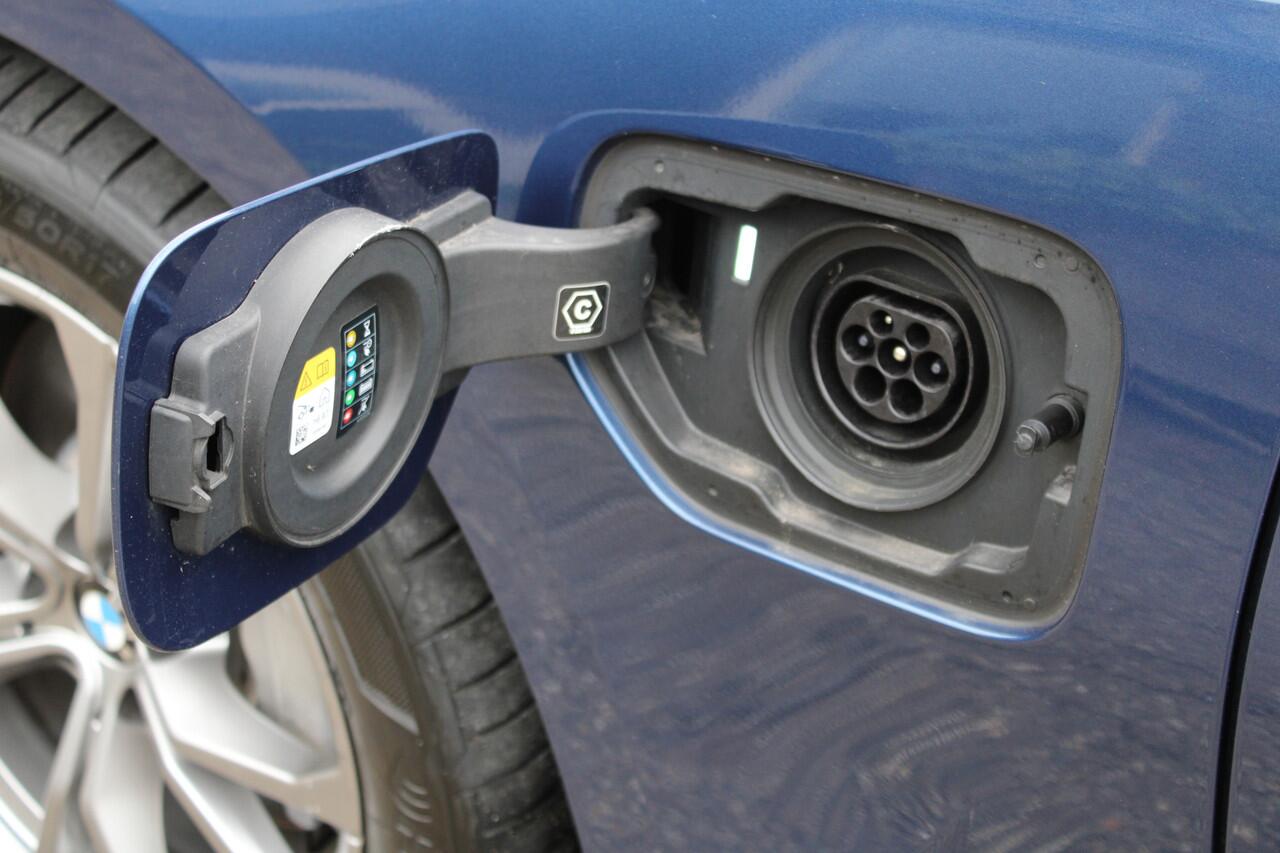 BMW 3-SERIE Touring 330e Business Edition PHEV PANO GR NAVI VIRTUAL 58000KM!!!