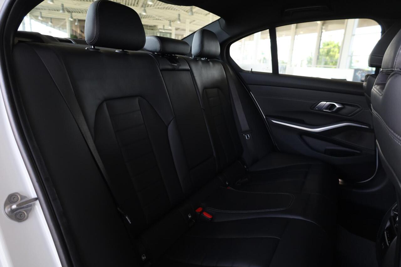 BMW 3-SERIE Sedan 320e High Executive | M Sportpakket | 19 inch | Laserlight