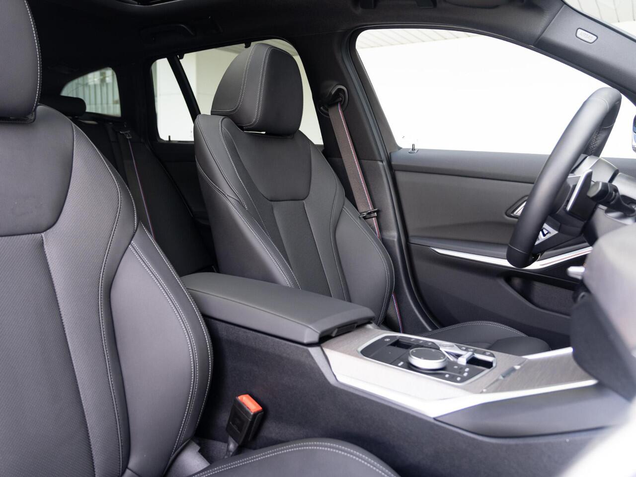 BMW 3-SERIE Touring 330e | M Sportpakket Pro | Achteruitrijcamera | Panoramadak | Stoelverwarming | Cruise Control | 18''