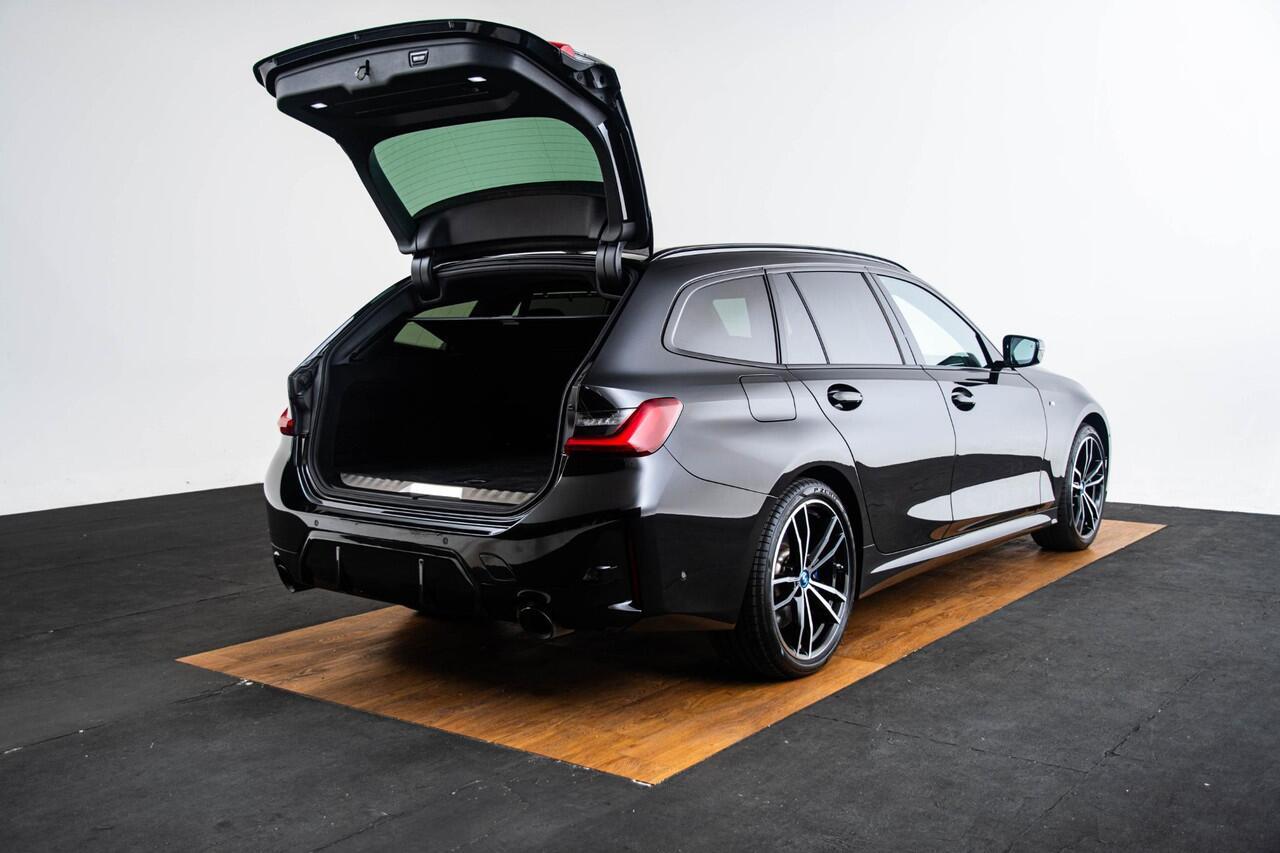 BMW 3-SERIE Touring 330e xDrive M Sport Pro - Panoramadak - Parking/Driving Assistant - Hifi - Active Cruise Control - Comfort Access - Elektrisch verwarmde/verstelbare stoelen - Getinte ruiten - Zonneschermen -