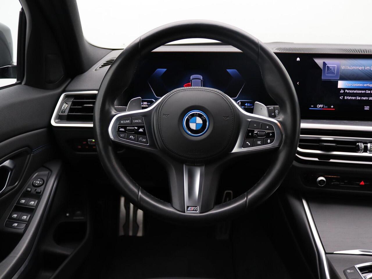 BMW 3-SERIE 330e Touring M Sportpakket | Achteruitrijcamera | Driving Assistant | HIFI | 18"