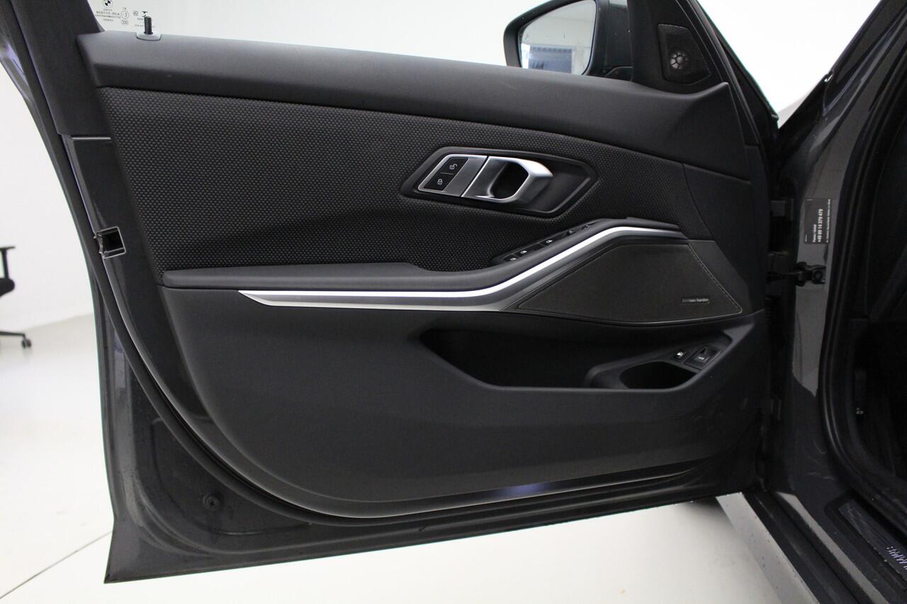BMW 3-SERIE Touring 330e | Harman Kardon | Head-Up | Active Cruise Controle | Laser | Stoelverwarming | Individual Metallic
