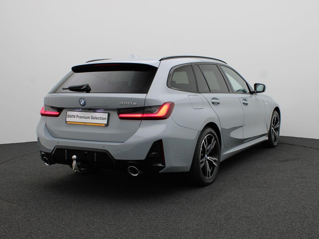 BMW 3-SERIE Touring 330e M Sportpakket | Comfort Pack | M Adaptief onderstel | Trekhaak | Panoramadak | Active Cruise Control | DAB | HiFi | 18''