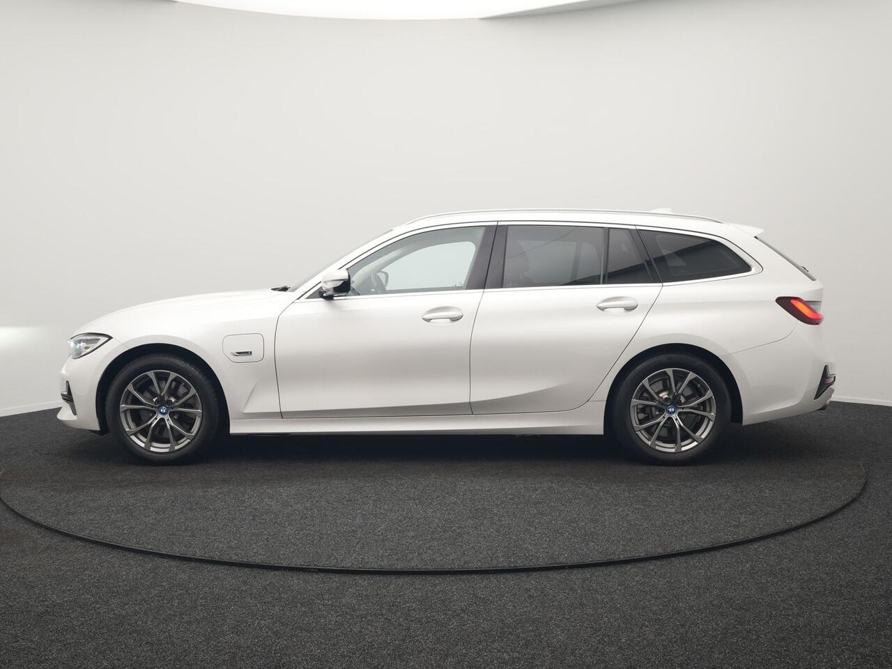 BMW 3-SERIE Touring 320e Sportline Plug In Hybrid 204pk Dealer O.H PHEV | Lederen Sportstoelen Verwarmd | Sfeerverlichting | Apple Carplay | Navigatie | Cruise Control | Virtual | DAB |