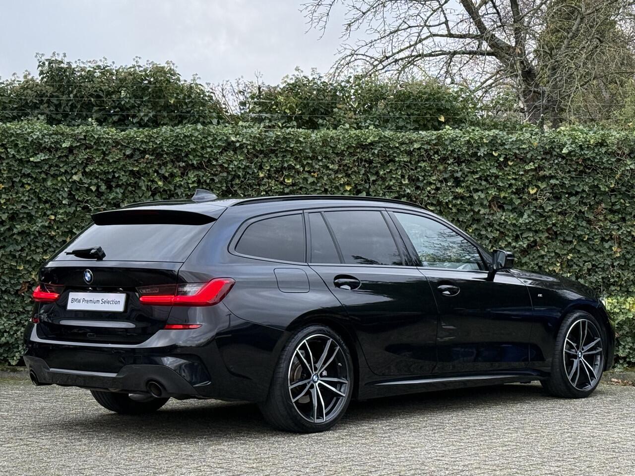 BMW 3-SERIE Touring 318i | M-Sport | 19" | HiFi | Camera | Elek. Trekhaak | Shadow Line + | Getint Glas