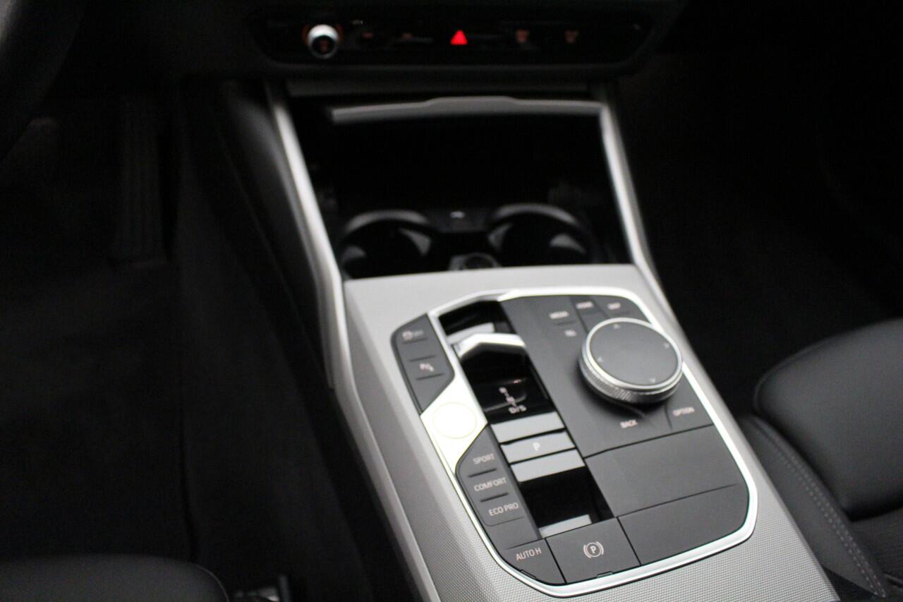 BMW 3-SERIE Touring 320d | Elek. Trekhaak | Standkachel | Driving Assistant Professional | 18" M-sport | Zwarte nieren Elek. Verst. Sportstoelen met Memory | Camera