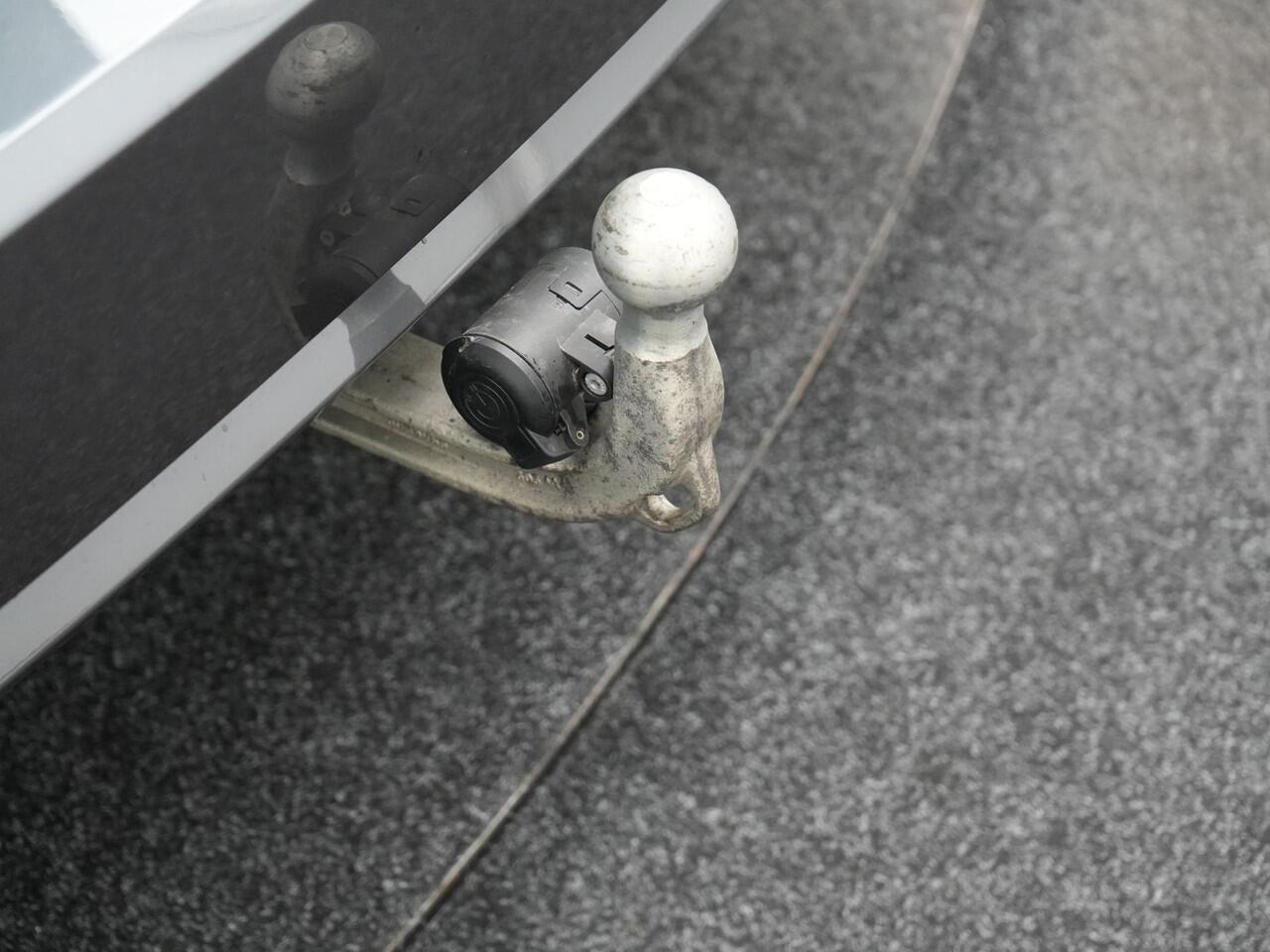 BMW 3-SERIE Touring 320e M Sport Plug In Hybrid 204pk Dealer O.H. PHEV | Trekhaak Af Fabriek | Panodak | Camera | Adaptief Onderstel | 19"L.M | Alcantara Sportstoelen Memory & Verwarmd | Sfeerverlichting | Apple Carplay | Keyless | Navigatie | DAB |