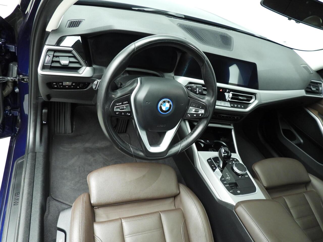 BMW 3-SERIE Touring 330e | Laserlicht | Leder | Navigatie | Schuifdak | Sportstoelen | Chrome line | DAB | Hifi speakers | Alu 18 inch