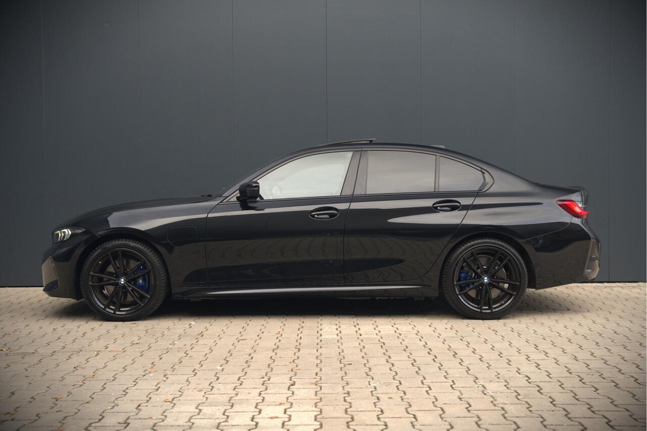 BMW 3-SERIE 320e High Executive M Sport | Panoramadak | Harman Kardon | Carbon | Camera | Adaptive LED | Stoelverwarming | Stuurverwarming | Apple Carplay | Navigatie | Cruise Control | Memory Seat | Trekhaak | Keyless | Shadowline