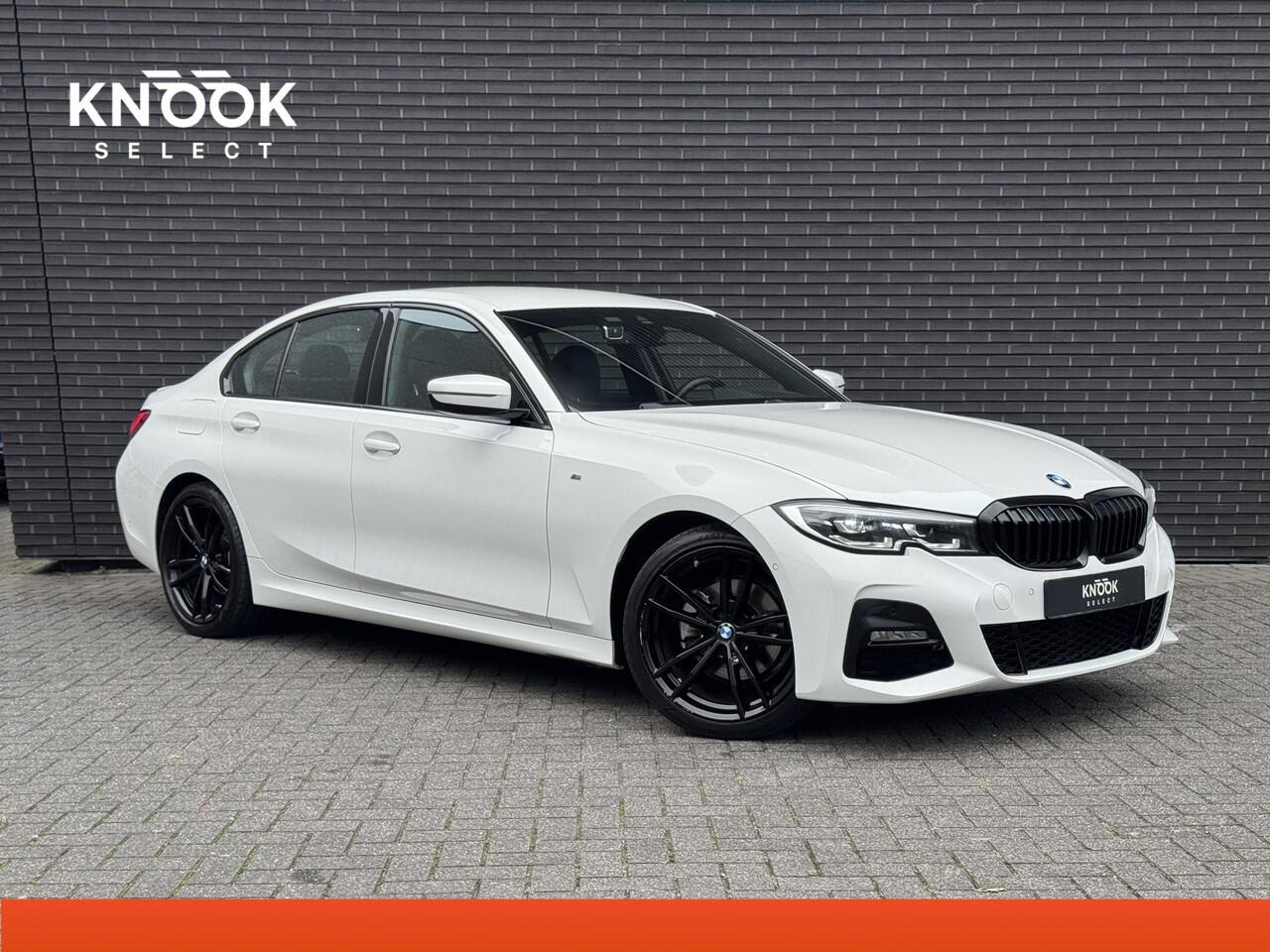 BMW 3-SERIE Sedan 320i High Executive M Sport Pakket Automaat / Live Cockpit Professional / Hifi / LED / 19 Inch / DAB / Shadow Line / Neerklapbare Achterbank / M Achterspoiler / Stoelverwarming
