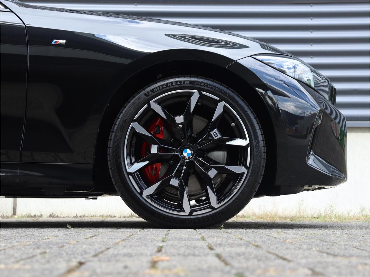 BMW 3-SERIE Touring 330e | High Executive | M Sportpakket Pro | Panodak | Trekhaak | Adaptive Cruise Control | Innovation Pack | Head-Up | Parking Assistant Plus | 19'' LMV