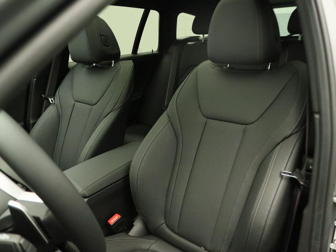 BMW 3-SERIE Touring 330e M Sportpakket Pro | Innovation Pack | Comfort Pack | Trekhaak | Panoramadak | Elektrisch Verstelbare Stoelen | Driving Assistant Professional | Harman Kardon | 19''